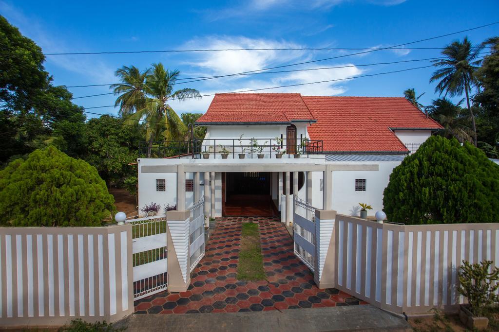 Dayanithi Guest House Jaffna Buitenkant foto