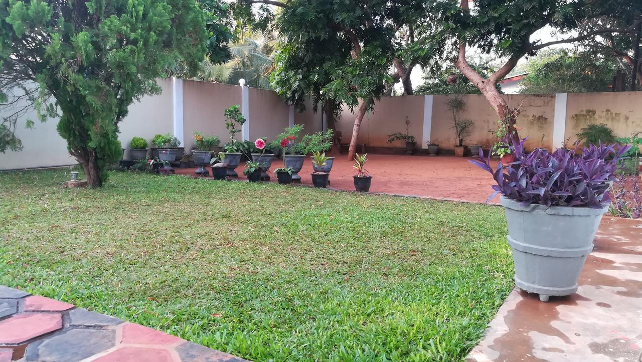 Dayanithi Guest House Jaffna Buitenkant foto