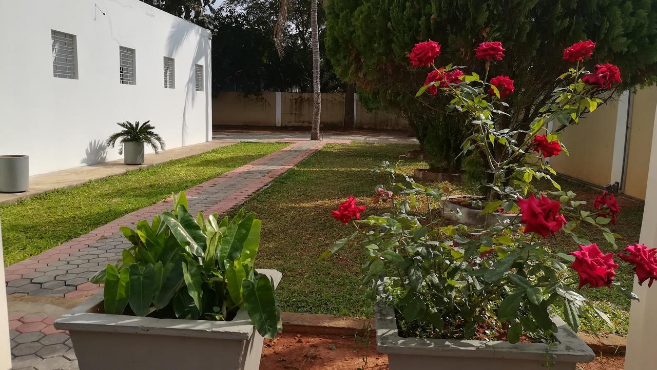 Dayanithi Guest House Jaffna Buitenkant foto